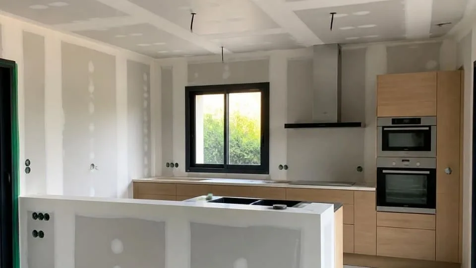 Rénovation de cuisine : quel placo choisir en fonction des pièces de votre maison ?